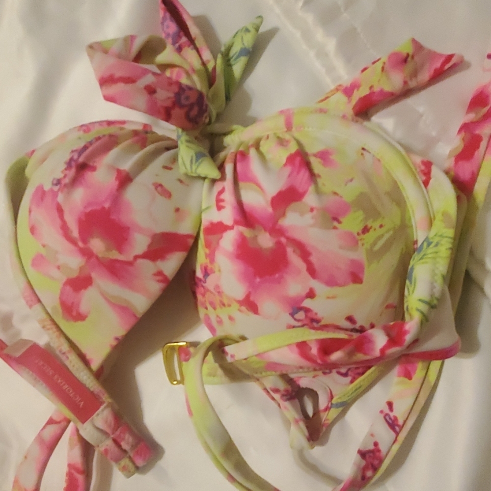 Victoria's Secret Swim Top 34B